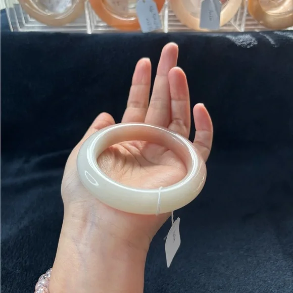 Shetai Jade Bangle - Picture 4 of 9